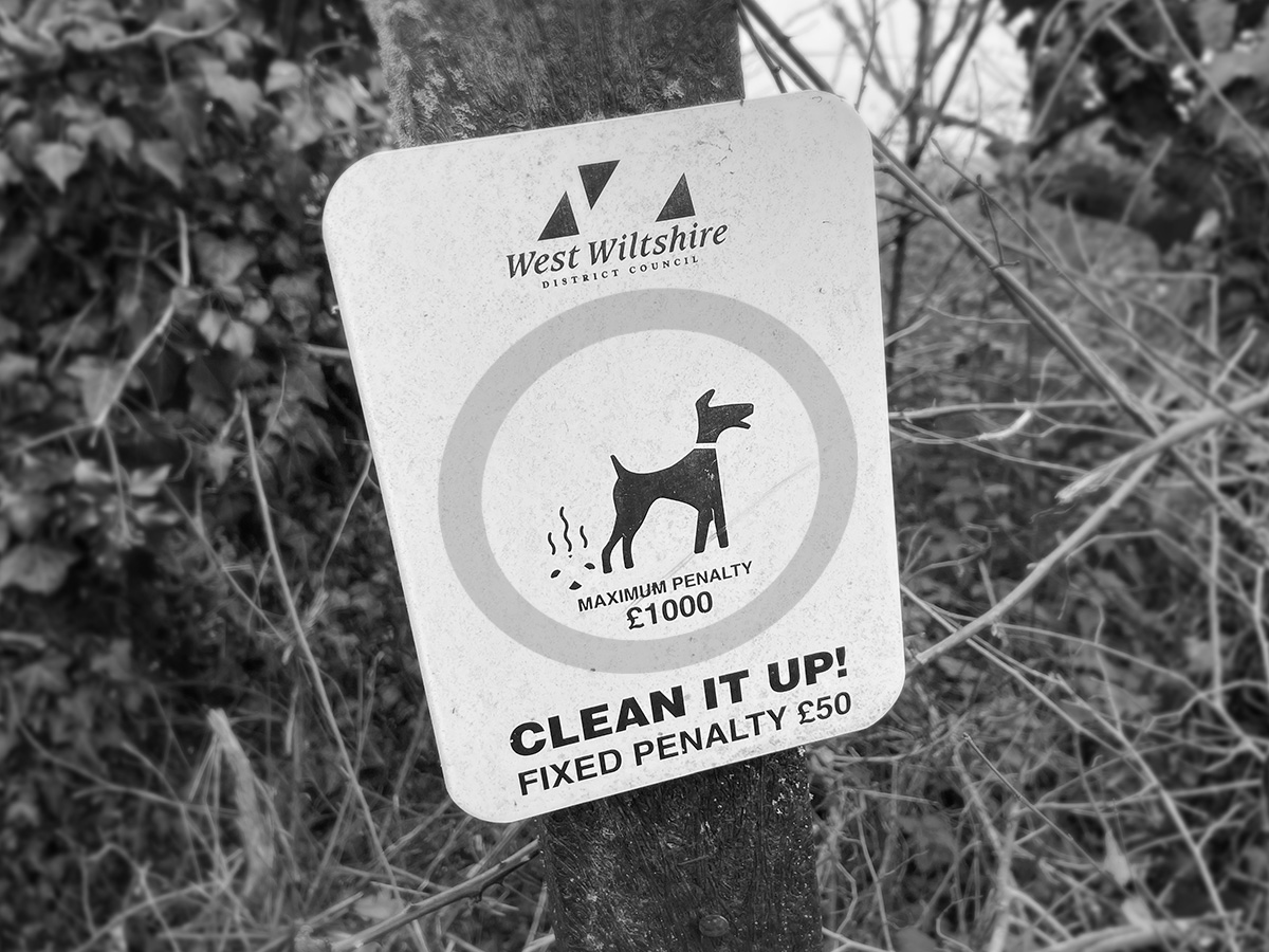 Dog-poo sign warning of maximum £1000 fine for not cleaning up after your dog